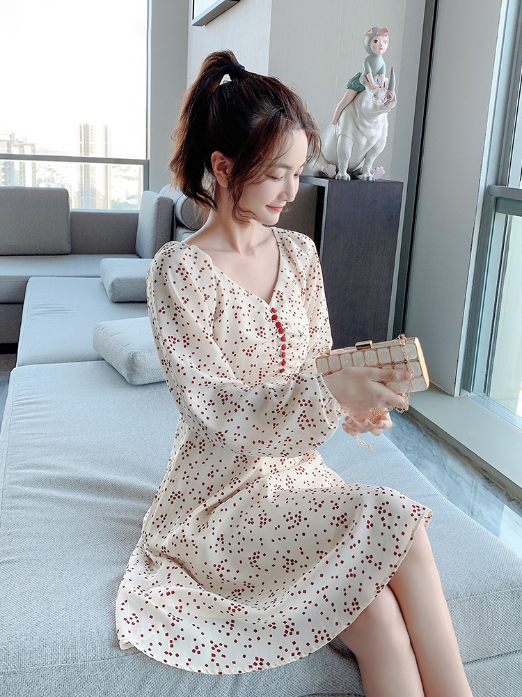 Dress4521 เดรสแขนยาวคอวีสีครีมลายจุด แต่งกระดุมกลางอก ซิปหลังใส่ง่าย มีซับในอย่างดี ผ้าโพลีเนื้อดีนุ่มใส่สบายมีน้ำหนักทิ้งตัว ผ้าดีงานดีใส่สวยเหมือนราคาหลักพัน ใส่เที่ยว/ใส่ทำงานได้