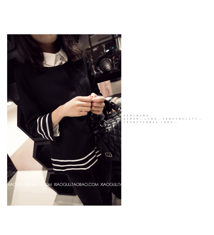 เสื้อคลุม สไตล์ญี่ปุ่น แต่งลายขวางตรงชายเสื้อ ผ้ามี texture ในตัว ผ้าทิ้งตัว ใส่คลุมสบายๆ same pic