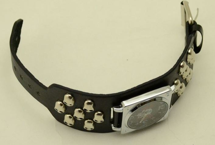 นาฬิกาข้อมือ สายหนังแท้ เส้นใหญ่ สีดำ สไตล์ ร็อคเกอร์ ติดจี้ หัวกะโหลก สีเงิน เท่ ๆ หน้าปัด หัวกะโหลก สีดำ แบบ พั้งค์ร็อค นาฬิกา เท่ ๆ แบบสวย 696809
