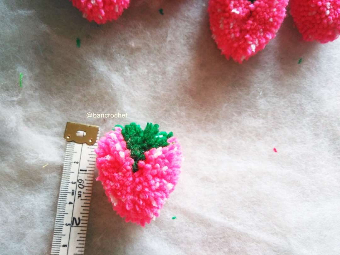 Bancrochet ปอมปอมสตรอเบอรี่ Pompoms strawberry สีชมพูอมส้ม 2 นิ้ว