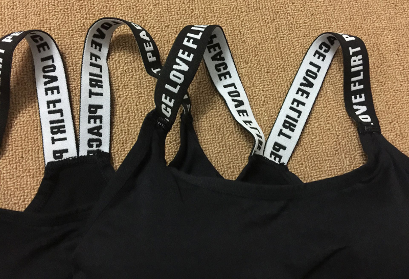 เสื้อกล้าม ครึ่งตัว มีลายตัวหนังสือที่สาย เท่ๆ ผ้าสเปนเด็กใส่สบาย มีฟองน้ำ