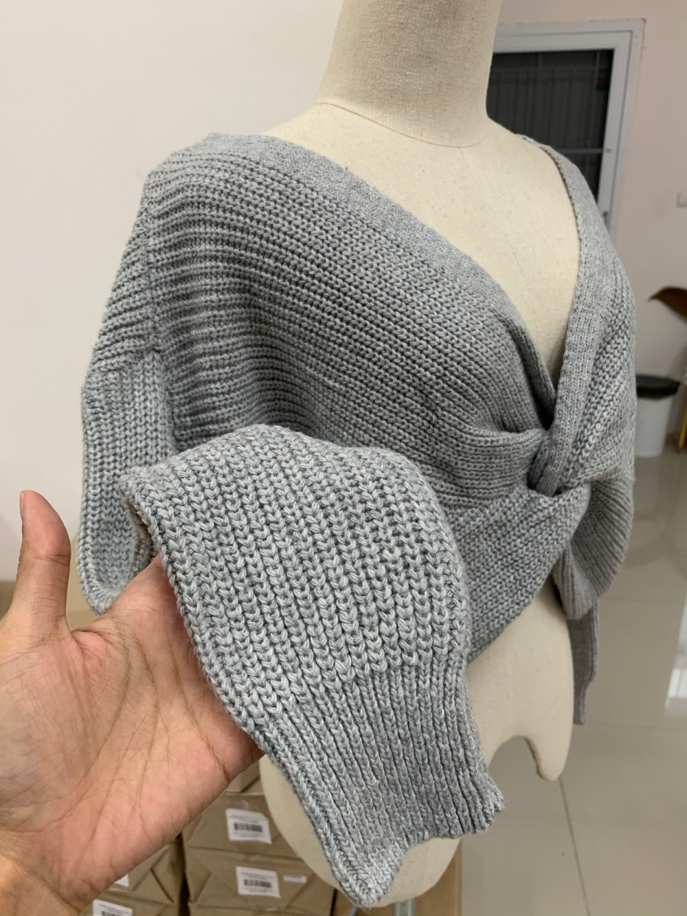 เสื้อแฟชั่นไหมพรม แขนยาว ดีไซน์เก๋ ตัวสั้น แต่งไขว้ ใส่ได้ทั้ง 2 ด้าน แอบเซ็กซี่เล็กๆ มีหลายสีจ้า