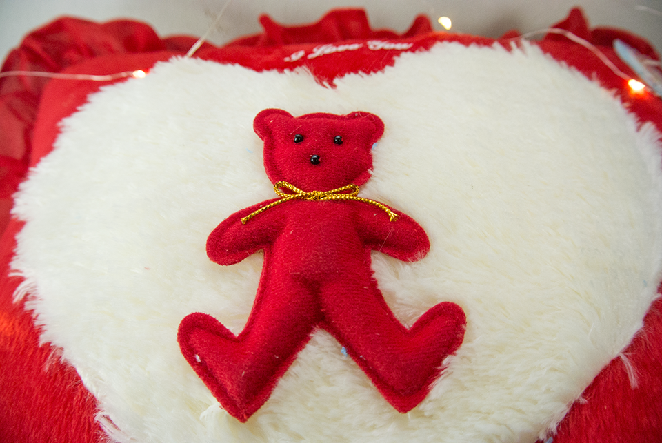 💟ของขวัญวาเลนไทน์หมอนสีแดงสดใส หมอนสี่เหลี่ยม เนื้อขนนุ่มนิ่ม💟