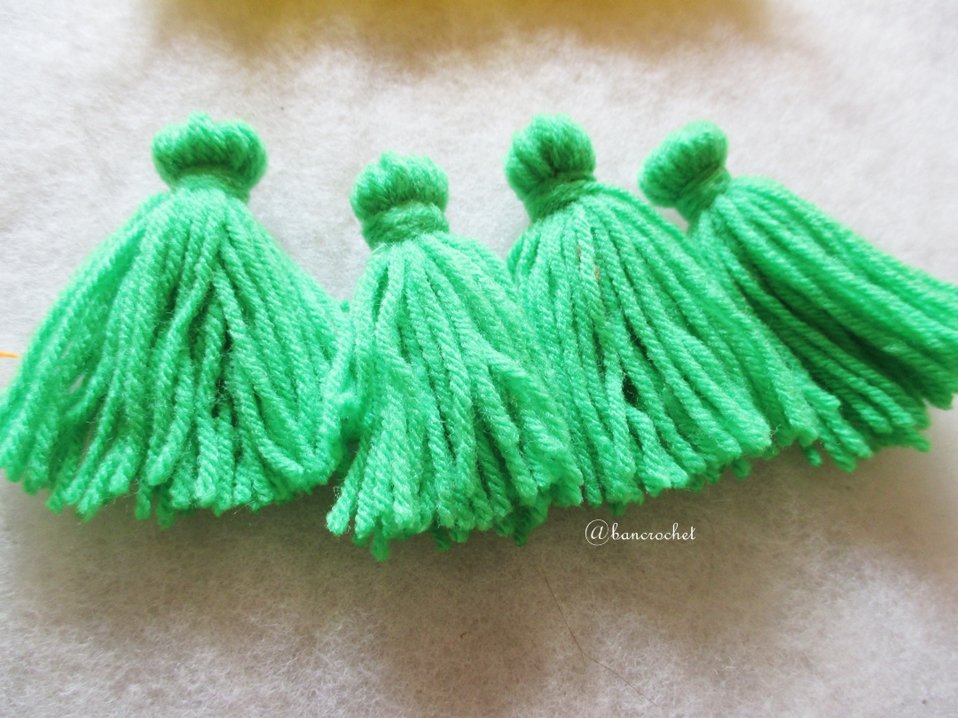 พู่สีเขียวโครเชต์ ไหมพรม 4 ply green tassel crochet acrylic yarn 4 ply