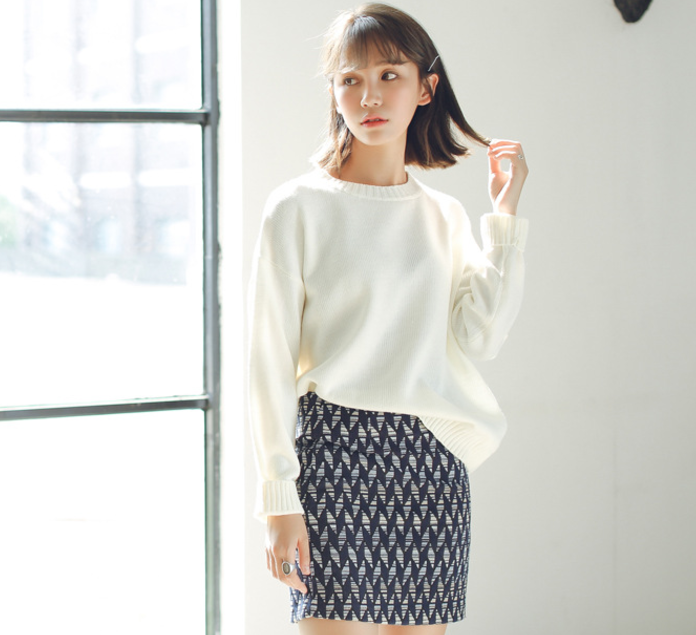Sweater เสื้อสเวทเตอร์แขนยาว สีขาว ทรงสวย จะใส่เดี่ยวไหรือใส่โค้ทคลุมก็เริ่ด