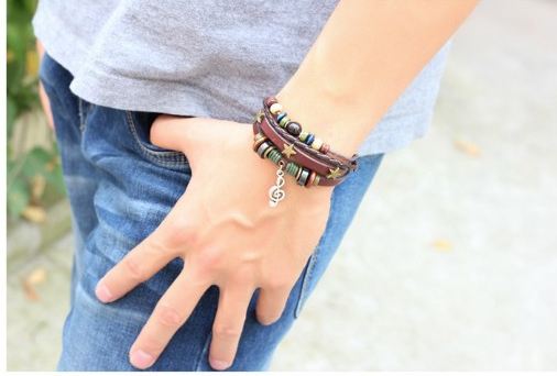 สร้อยข้อมือผู้ชาย ผู้หญิง ใส่ได้ สไตล์ วินเทจ สายหนังแท้ ดีไซน์ 3 เส้น สีน้ำตาล ร้อยลูกปัด ห้อยตัวโน้ต ของขวัญ เก๋ ๆ แทนใจ 778989