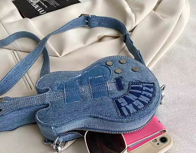 กระเป๋าสะพาย ผ้ายีนส์ จำลอง ทรงกีตาร์ แบบวัยรุ่น น่ารัก ๆ กระเป๋าสะพายแฟชั่น ทรงกีตาร์ เก๋ ๆ 775304