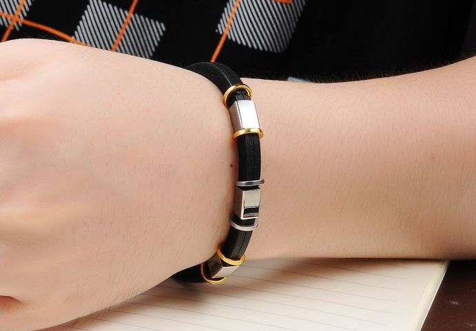 สร้อยข้อมือผู้ชาย กำไลข้อมือชาย สาย Silicone แท้ สีดำ ตกแต่งด้วย ห่วง สแตนเลส ทอง และ เงิน สลับกัน สวยเท่ มากค่ะ no 399249