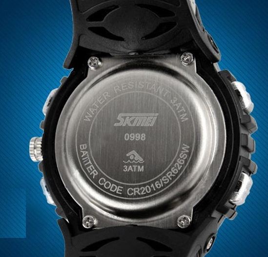 นาฬิกาข้อมือ กันน้ำ แบบ sport สำหรับเด็ก กันน้ำ 30m หน้าจอ เป็นได้ทั้งระบบ analog และ digital มี สีส้ม สีดำ สีน้ำเงิน แดง เขียว no 622550