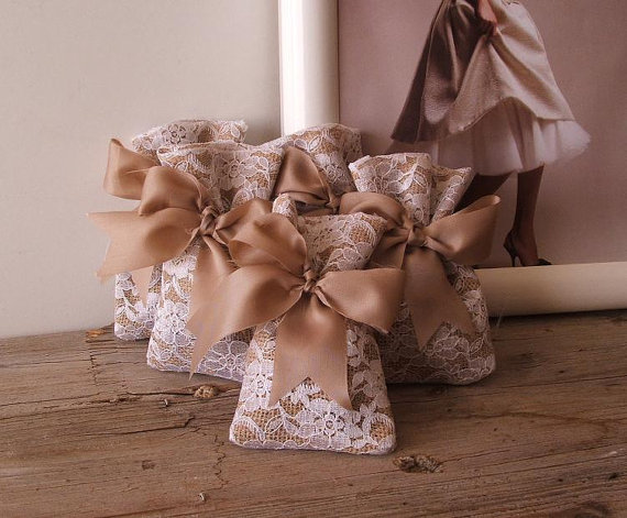 ถุงผ้ากระสอบคลุมด้วยผ้าลูกไม้ผูกโบว์หลากสี