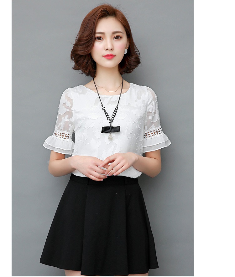 Blouse3843 เสื้อชีฟองลายดอกไม้สีพื้นขาว มี Texture ในตัว แขนระบายแต่งลูกไม้ มีซับในเนื้อหนาอย่างดี ผ้าเนื้อดีนุ่มใส่สบาย ใส่เที่ยว/ใส่ทำงานได้