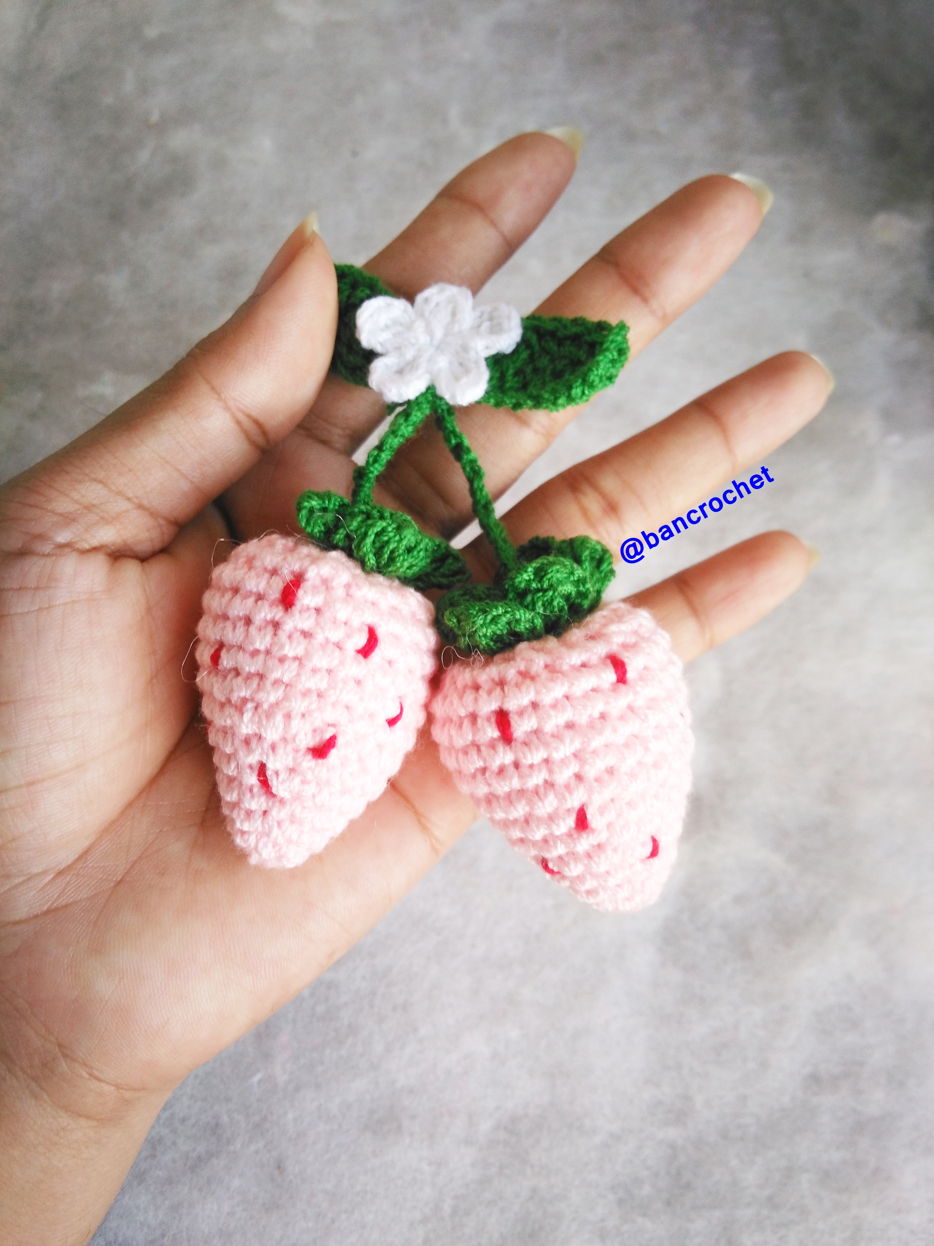 Bancrochet สตรอเบอรี่ถักโครเชต์ crochet strawberries ชมพู 2.5 นิ้ว