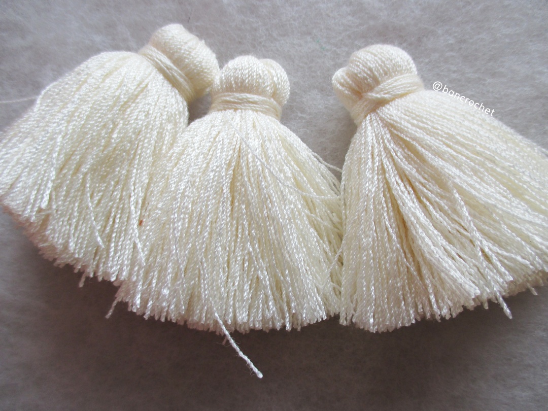 พู่แบบหนาฟู ขนาด 2 นิ้ว 4 ply tassel crochet acrylic yarn 4 ply ขาวครีม 2 นิ้ว