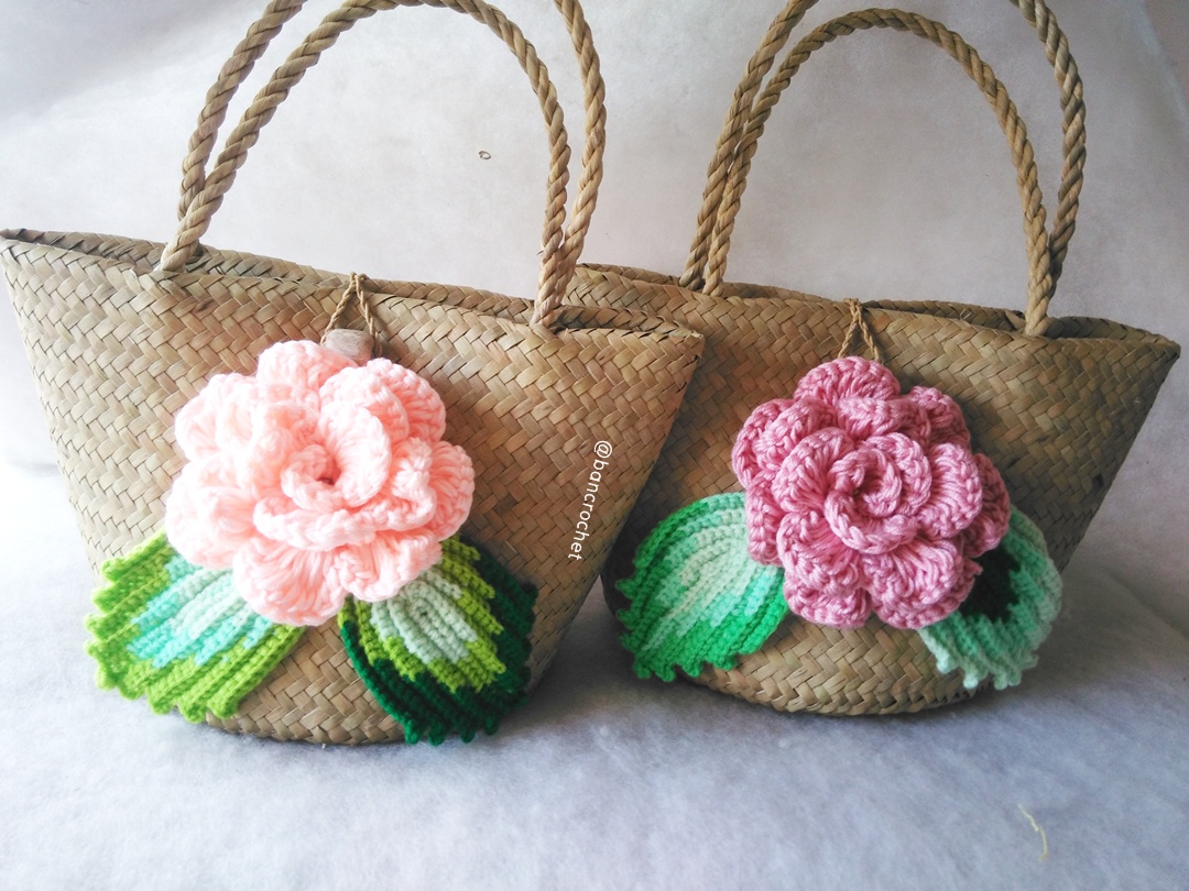 กระเป๋ากระจูดสาน ประดับกุหลาบสีชมพูโอรส ขนาด 7*7 นิ้ว basket weave bags ธรรมชาติ