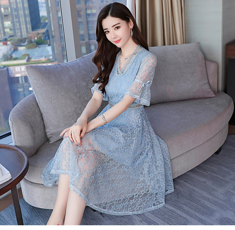 Dress4569 เดรสยาวลูกไม้แขนสามส่วนระบายผูกโบว์ คอและช่วงเอวแต่งลูกไม้ฉลุ ซิปหลัง มีซับในอย่างดี ทรงคอวีใส่แล้วดูผอมเพรียว งานดีทรงดีสวยหวานละมุน ใส่ทำงาน/ใส่ออกงานได้ มี 2 สี ฟ้า, ชมพู
