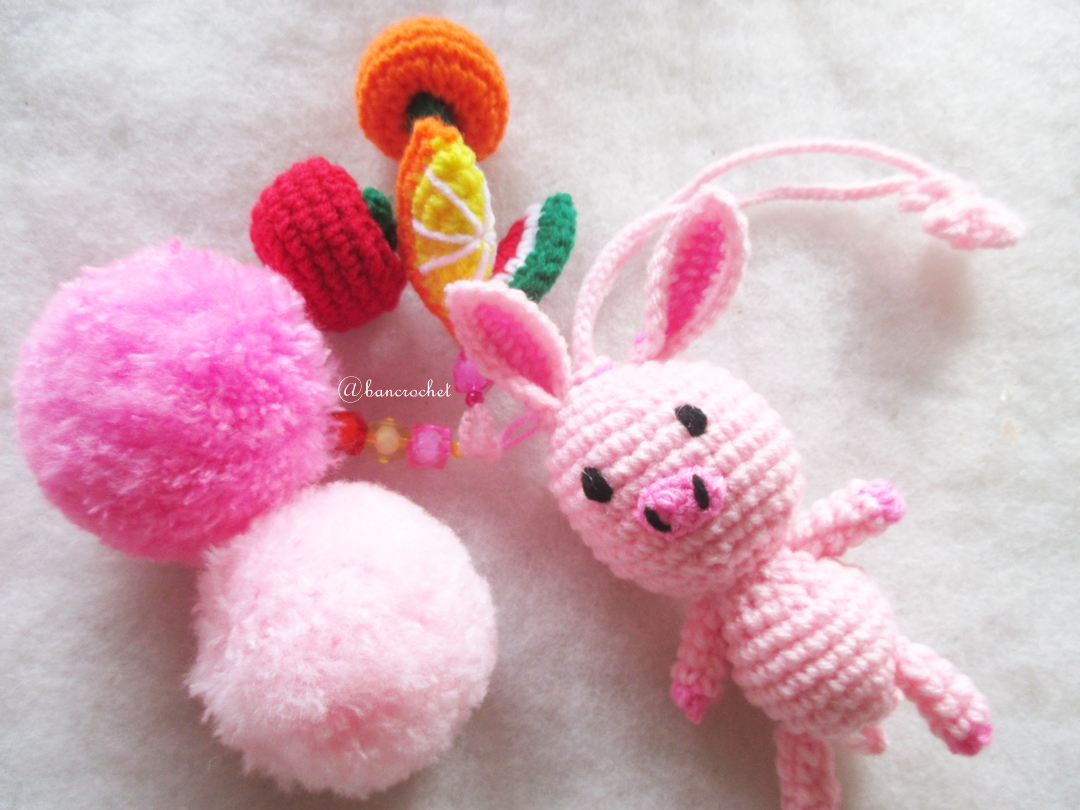 หมูกระต่ายชมพูห้อยปอมปอมผลไม้ถัก pompom crochet keychain