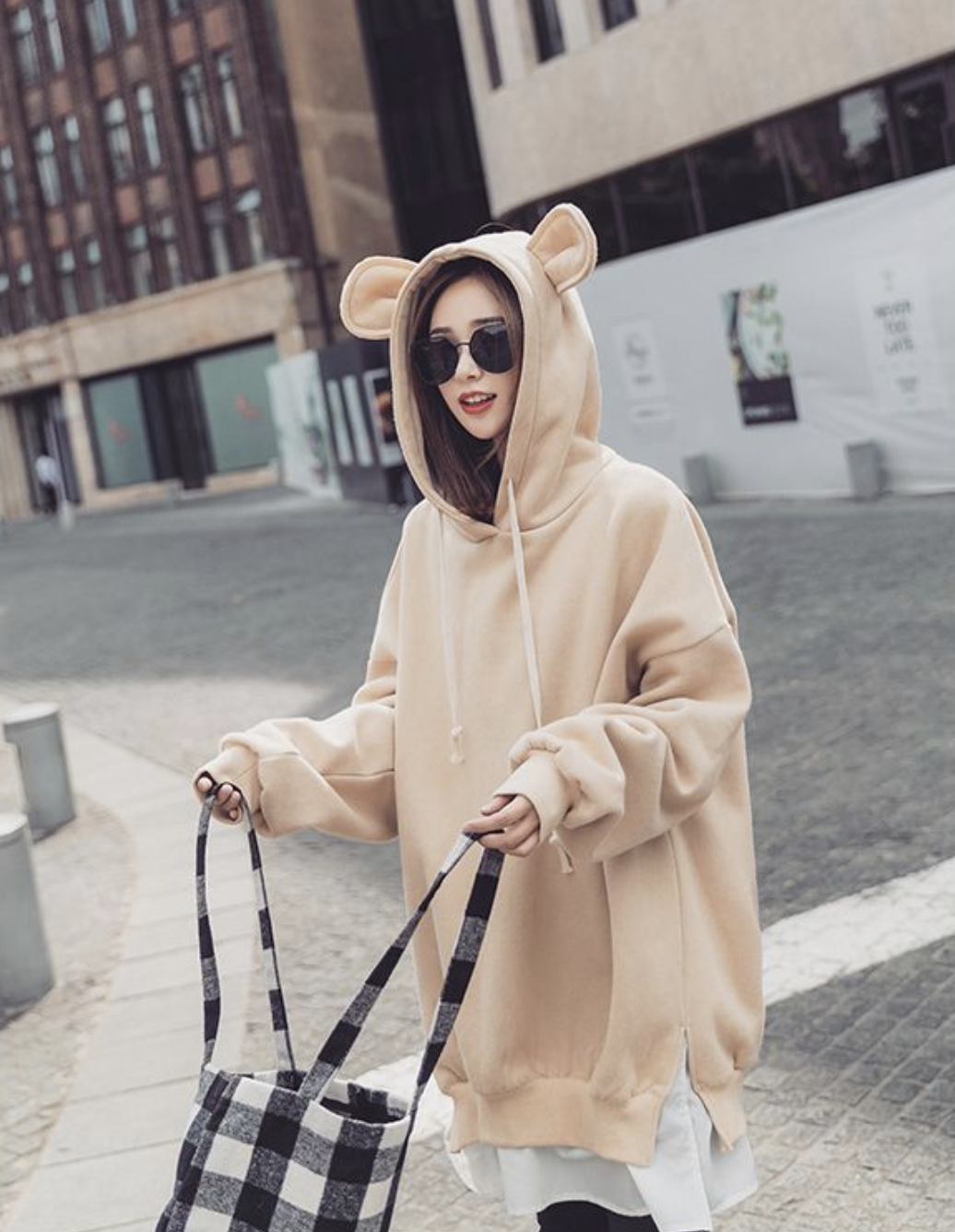 เสื้อกันหนาวฮู้ดดี้ แฟชั่นเกาหลี หูหมี ผ้าเนื้อนุ่ม ด้านในเป็นผ้าสำลี กันหนาวได้จ้า พร้อมส่ง งานจริงในภาพสุดท้าย ครีม