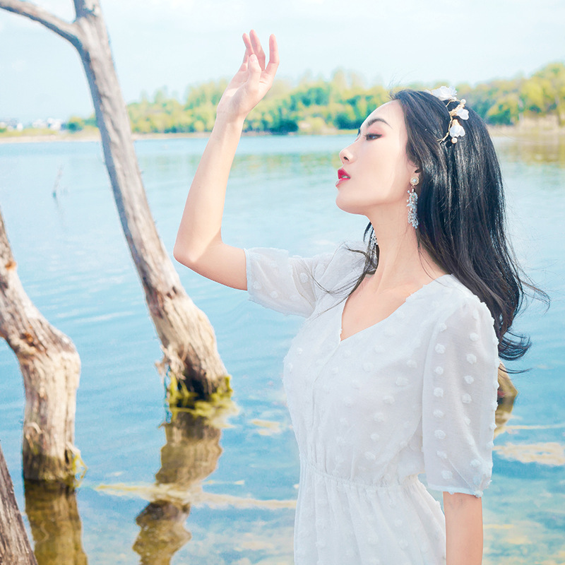 Dress4589 Maxi Dress ชุดเดรสยาวสีขาวลายจุดปอมๆ ทรงคอวีป้ายมีเชือกผูกโบว์ด้านหลัง เอวยางยืด มีซับในเนื้อนิ่มอย่างดีทั้งชุด ผ้าชีฟองเนื้อดีมีน้ำหนักทิ้งตัว