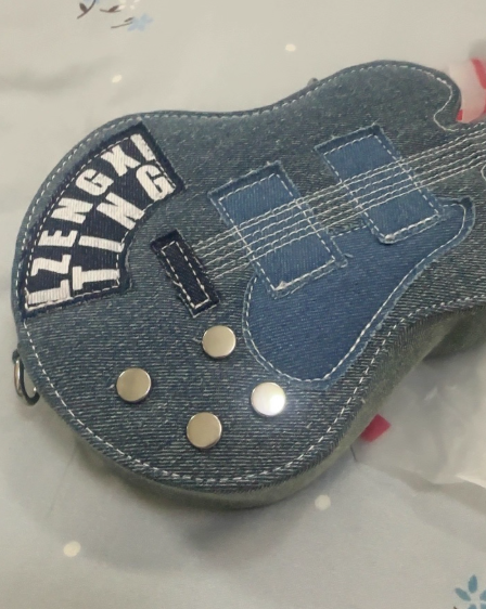 กระเป๋าสะพาย ผ้ายีนส์ จำลอง ทรงกีตาร์ แบบวัยรุ่น น่ารัก ๆ กระเป๋าสะพายแฟชั่น ทรงกีตาร์ เก๋ ๆ 775304