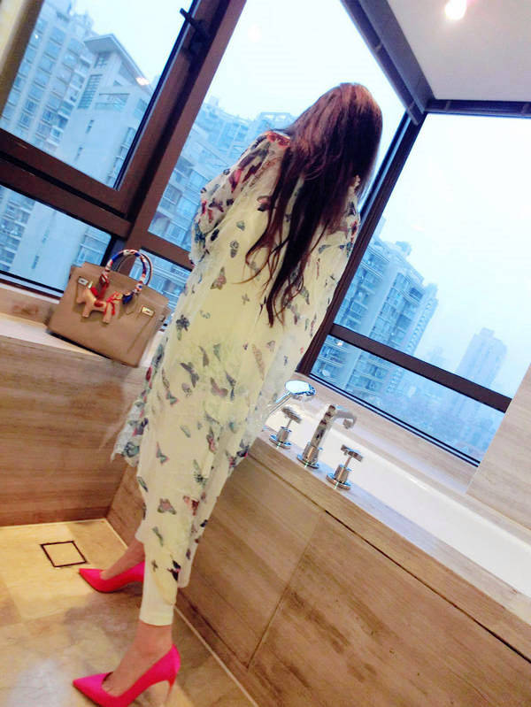 เสื้อคลุมแฟชั่น ผ้าชีฟองลายผีเสื้อ ใส่คลุมเก๋ๆ ใส่สบาย พร้อมส่งจ้า