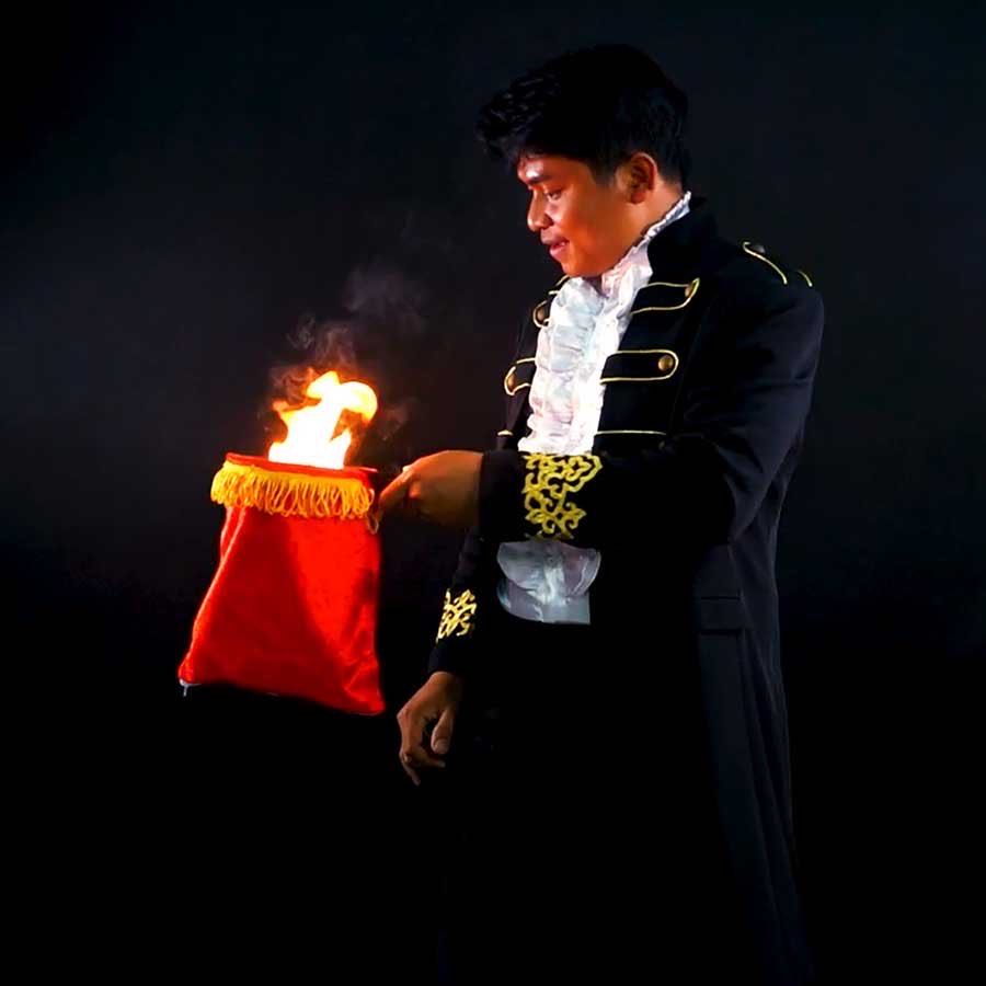 อุปกรณ์มายากล กระชอนเนรมิต หรือ กระชอนเสกของ มีไฟ ( Magic Bag) by 7 magic