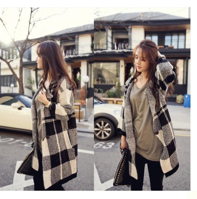 เสื้อกันหนาว ผ้าทอลายตาราง ตัวโคล่ง ทรงสวย สีครีมดำ งานดีสวยเหมือนแบบ พร้อมส่งเลยจ้า ครีมดำ