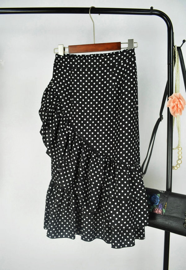 Skirt383 กระโปรงลายจุดสีดำชายระบาย ซิปหลัง ทรงเข้ารูป มีซับในอย่างดี ผ้าชีฟองเนื้อดีมีน้ำหนักทิ้งตัว งานดีทรงดีดีเทลน่ารักแมทช์กับอะไรก็เข้า ใส่เที่ยว/ใส่ทำงานได้