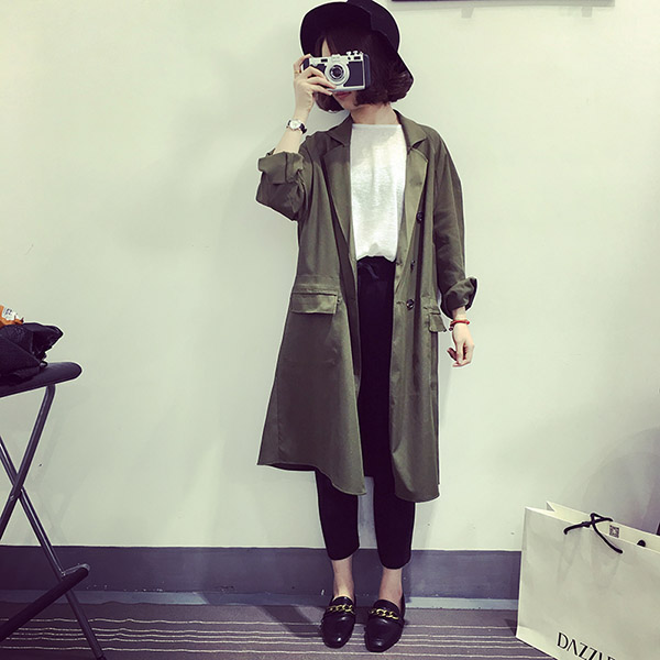 เสื้อคลุมสไตล์เกาหลี สีเขียวทหาร ทรงยาว ผ้าเนื้อด้าน ไม่หนา ใส่คลุมกำลังดี เท่ๆ พร้อมส่งเลยจ้า สีเขียวทหาร