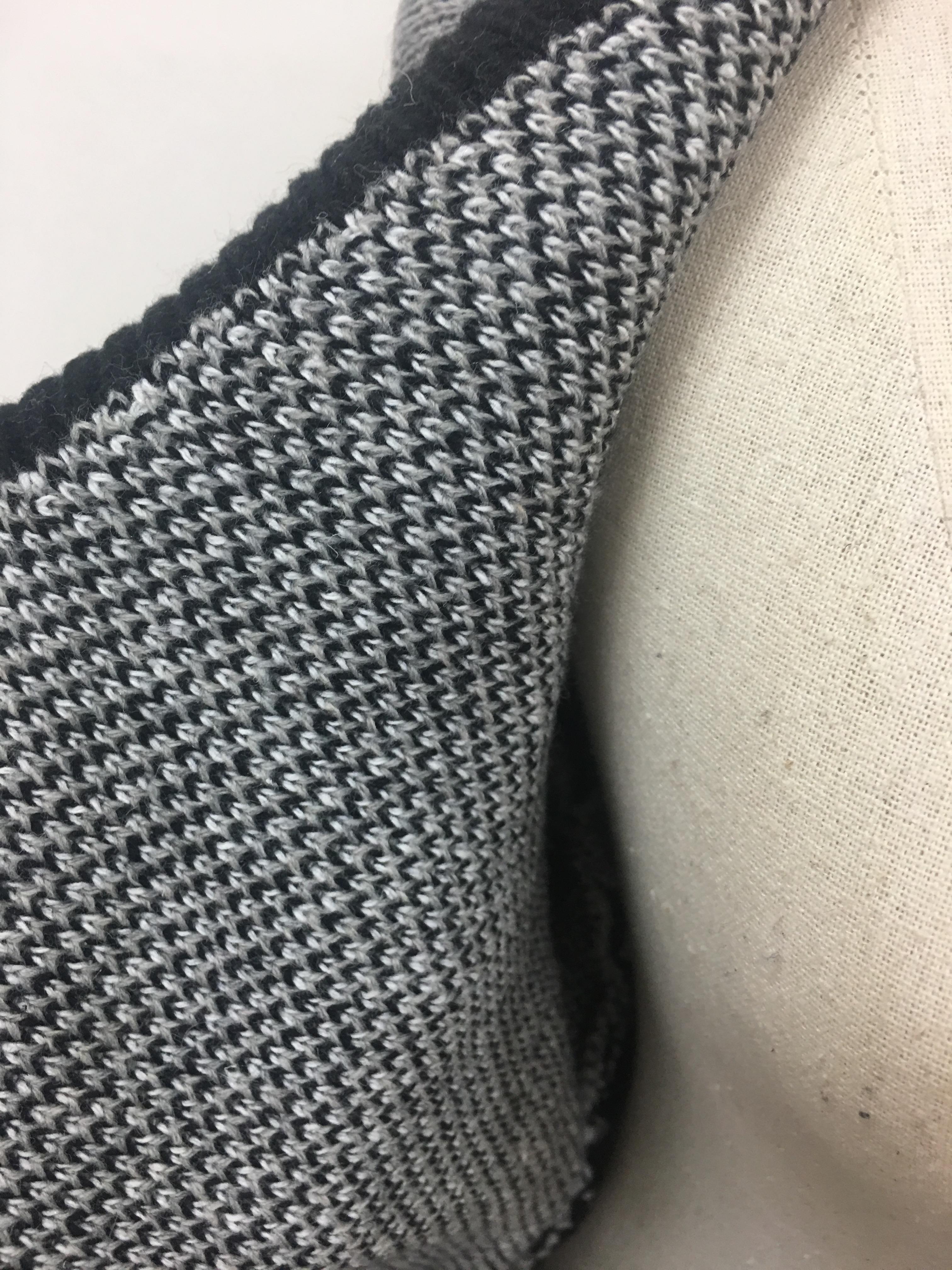 เสื้อคลุมกันหนาว ยาว 34 นิ้ว ไหมพรม ทอลายขาวดำ เก๋ๆ