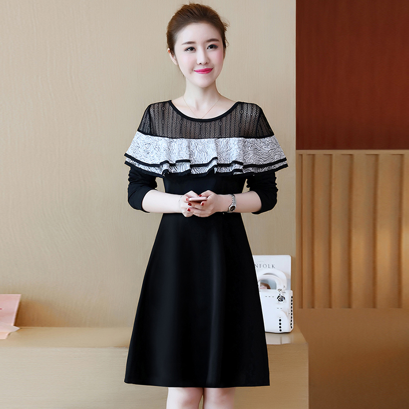 Dress4634 ชุดเดรสแขนยาวสีพื้นดำทรงสวยบ่าลูกไม้ แต่งระบายอกสีขาวตัดกับสีชุดดูมีดีเทล สาวอวบใส่ได้