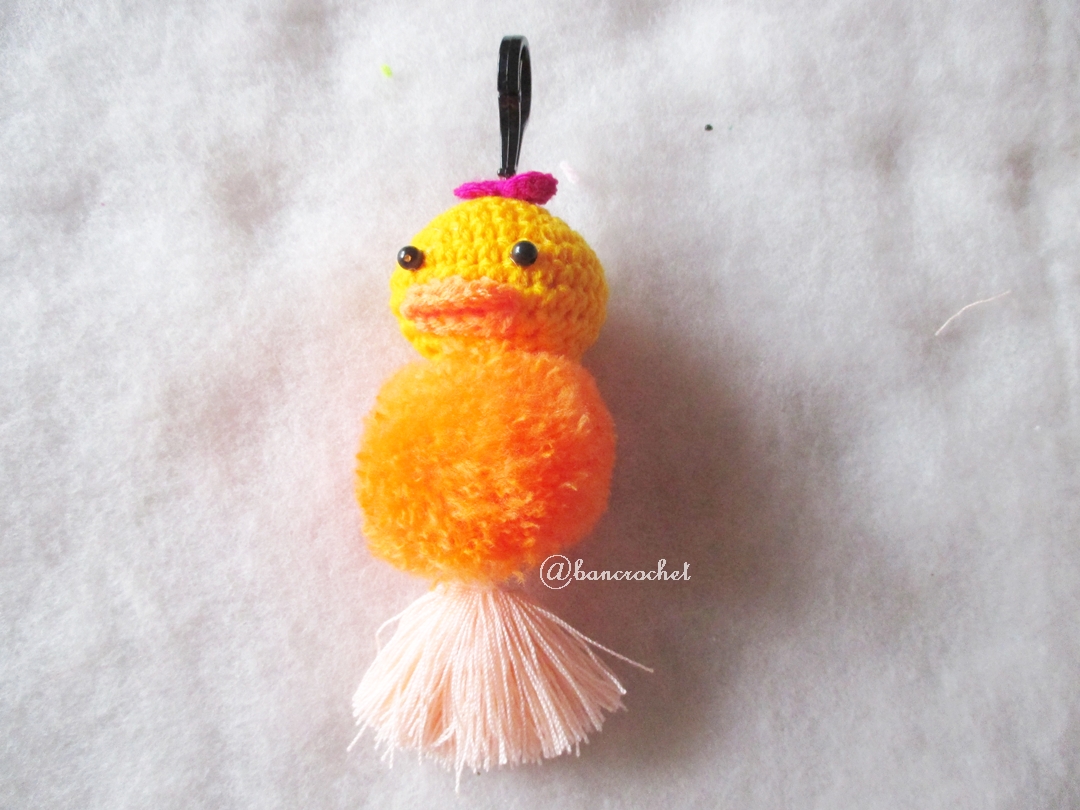 พวงกุญแจปอมปอมเป็ดเหลือง pompoms duck crochet keychain