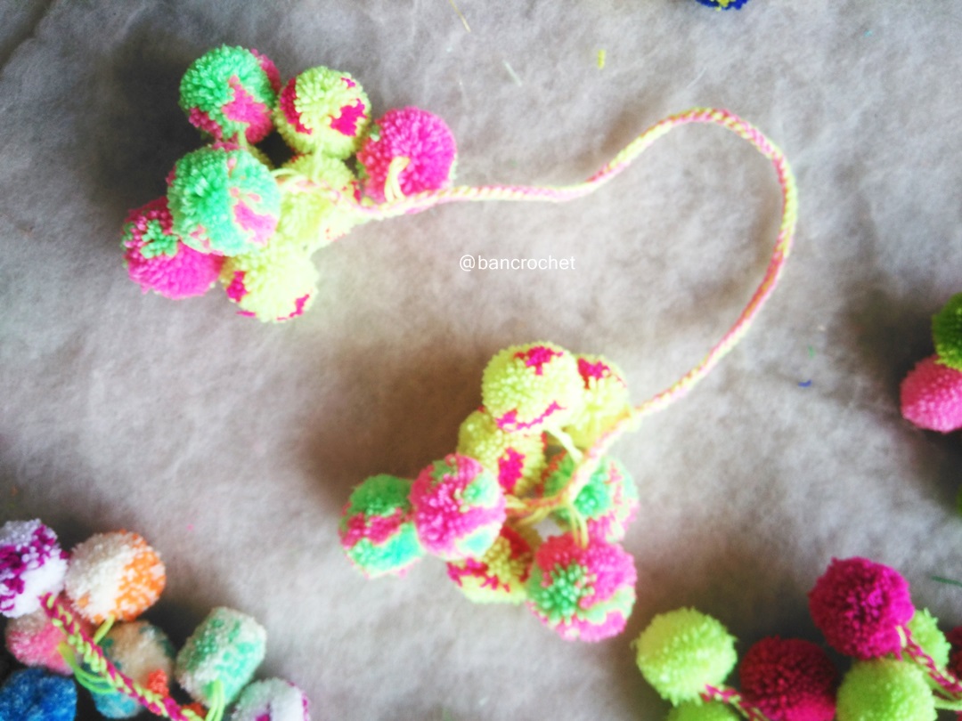 Bancrochet พวงกุญแจห้อยกระเป๋าปอมปอม Pompoms keychains สีคละสี 10-12 นิ้ว รวมสาย