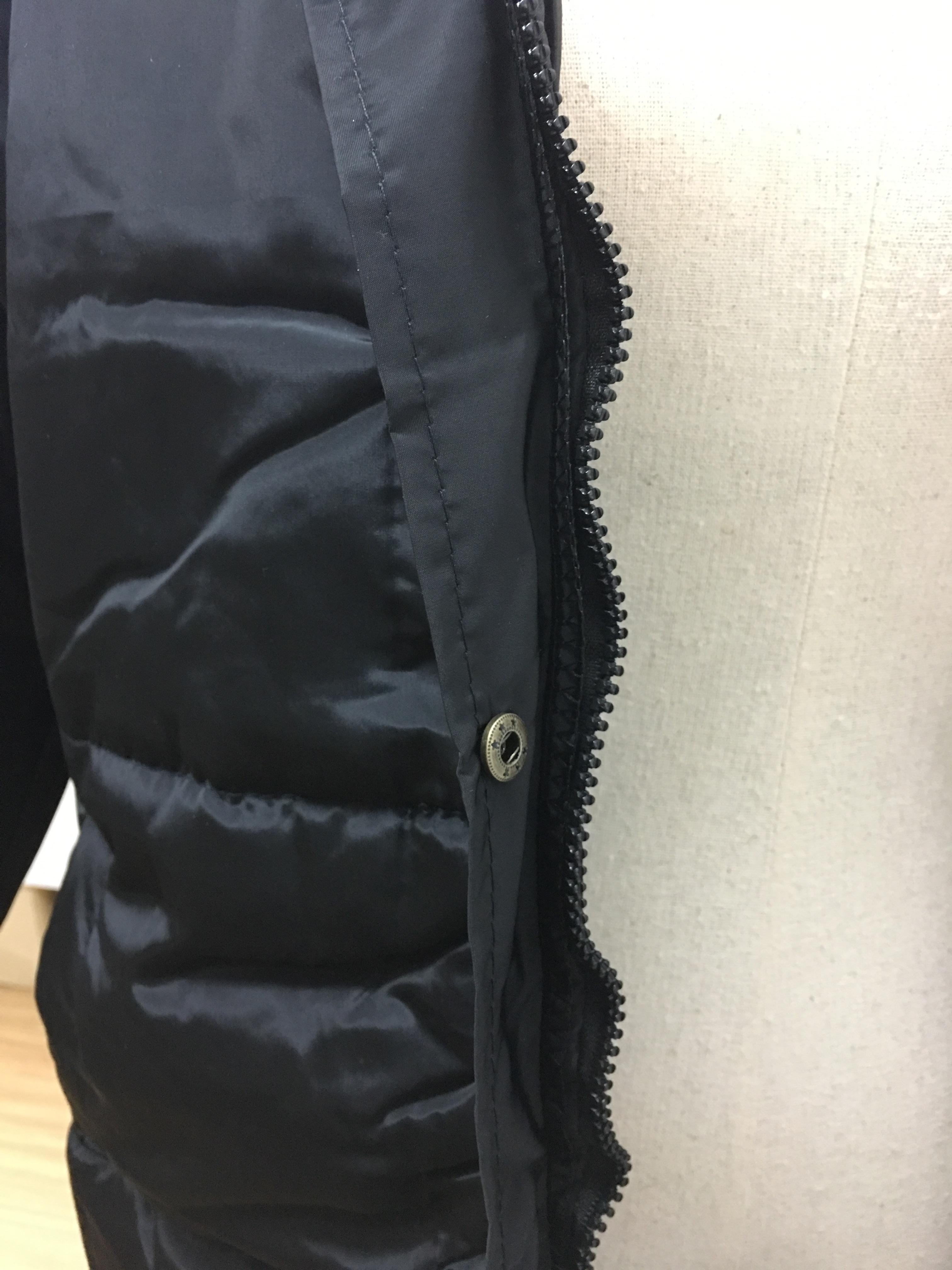 เสื้อกันหนาว สีดำ ตัวยาว ผ้าร่มกันลม บุนวมนุ่ม ซิปและกระดุมหน้า พร้อมส่งจ้า สำเนา