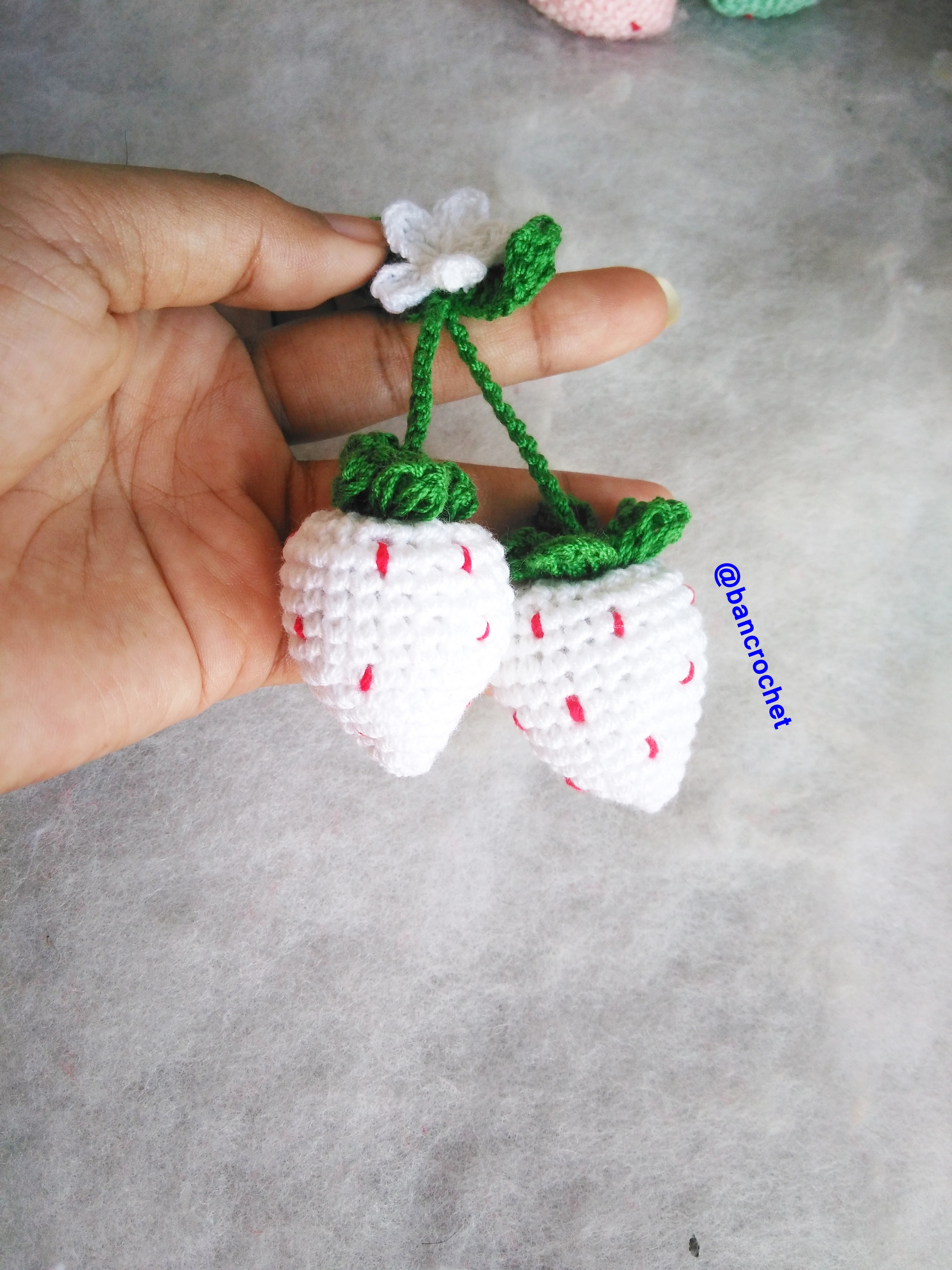 Bancrochet สตรอเบอรี่ถักโครเชต์ crochet strawberries สีขาว 2.5 นิ้ว