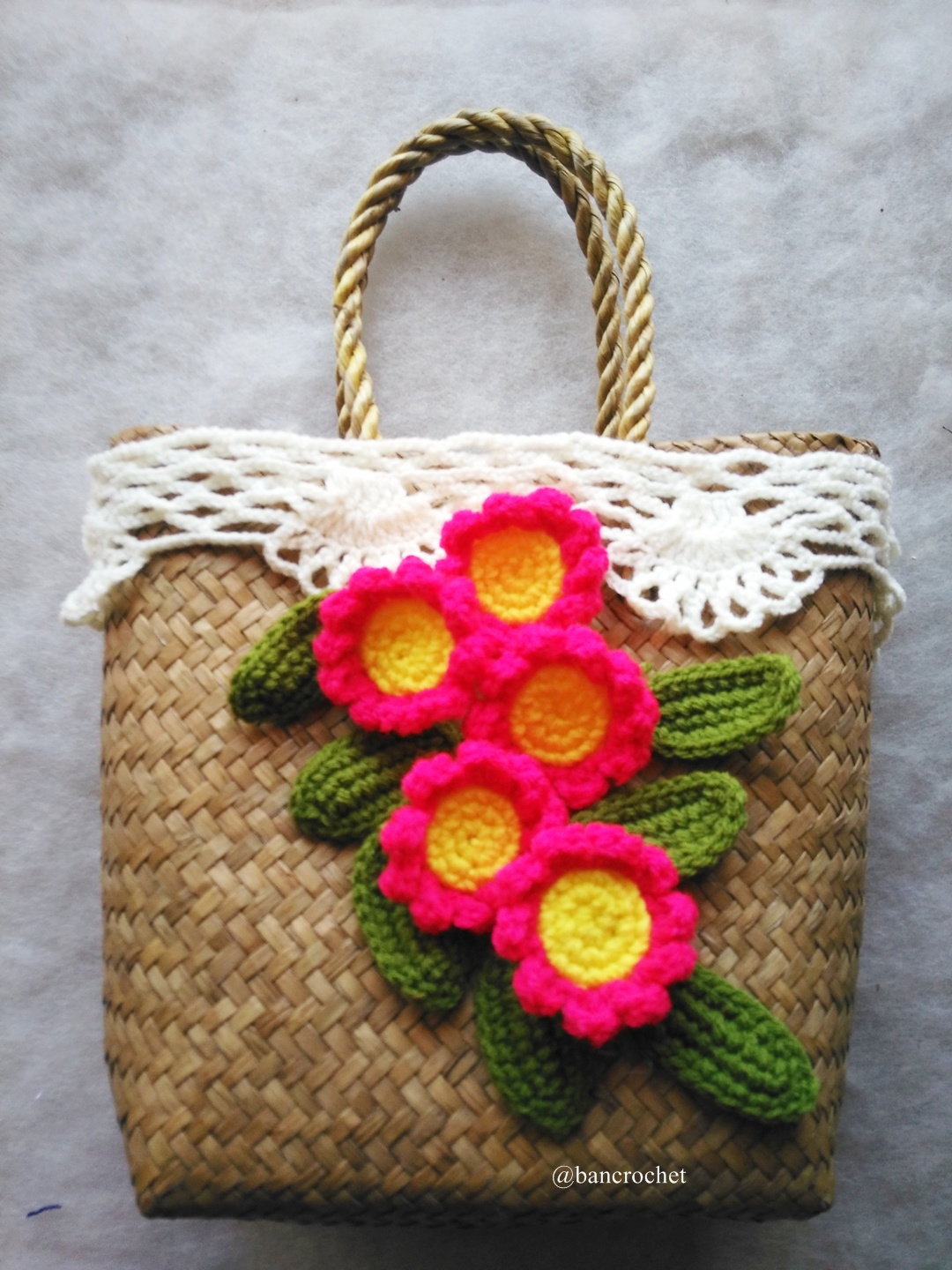 กระเป๋ากระจูดสาน ประดับดอกไม้ ขนาด 7*7*3.5*9.5 นิ้ว basket weave bags ธรรมชาติ 7*7*3.5*9.5 นิ้ว