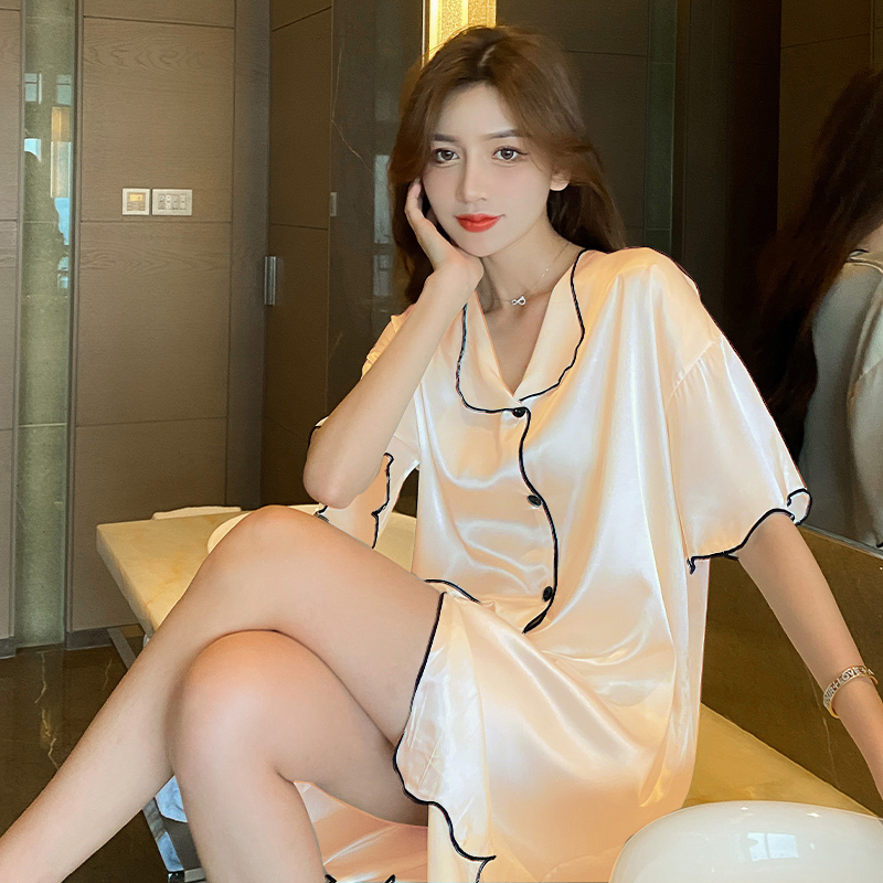 ชุดนอนผู้หญิง
