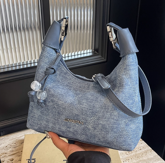 กระเป๋าสะพายข้าง ผู้หญิง ผ้ายีนส์ กระเป๋าสะพายใหญ่ สวย ๆ ผสมผสาน กับหนังแท้ อย่างลงตัว 217973