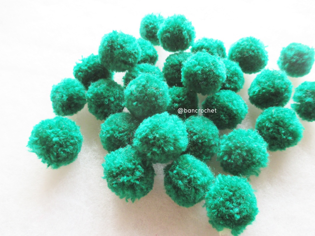 ปอมปอมไหมพรม ขนาด 2.5-3 ซม pom poms crochet เขียวเข้ม 2.5-3 ซม.