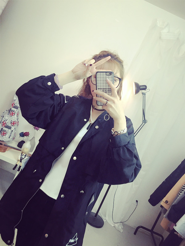 เสื้อคลุมสไตล์เกาหลี ทรงยาว ผ้าร่มเนื้อบางบุซับในช่วงอก แต่สกรีนลายจามจุดต่างๆ ดีเทลช่วงหลังเก๋ๆ พร้อมส่ง