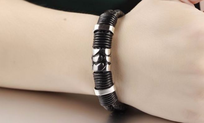 สร้อยข้อมือผู้ชาย กำไลข้อมือผู้ชาย สายหนังแท้ หนังถัก สีดำ ผสม กับ Stainless Steel แท้ สร้อยข้อมือเท่ ๆ แนว ร็อคเกอร์ ชาวพังค์ ร็อค พลาดไม่ได้นะคะ 359233