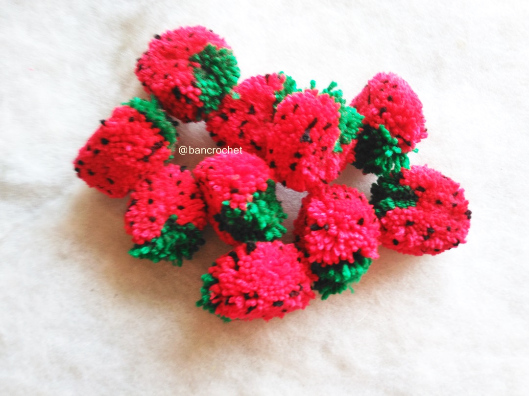 Bancrochet ปอมปอมสตรอเบอรี่ Pompoms strawberry สีแดง 2 นิ้ว