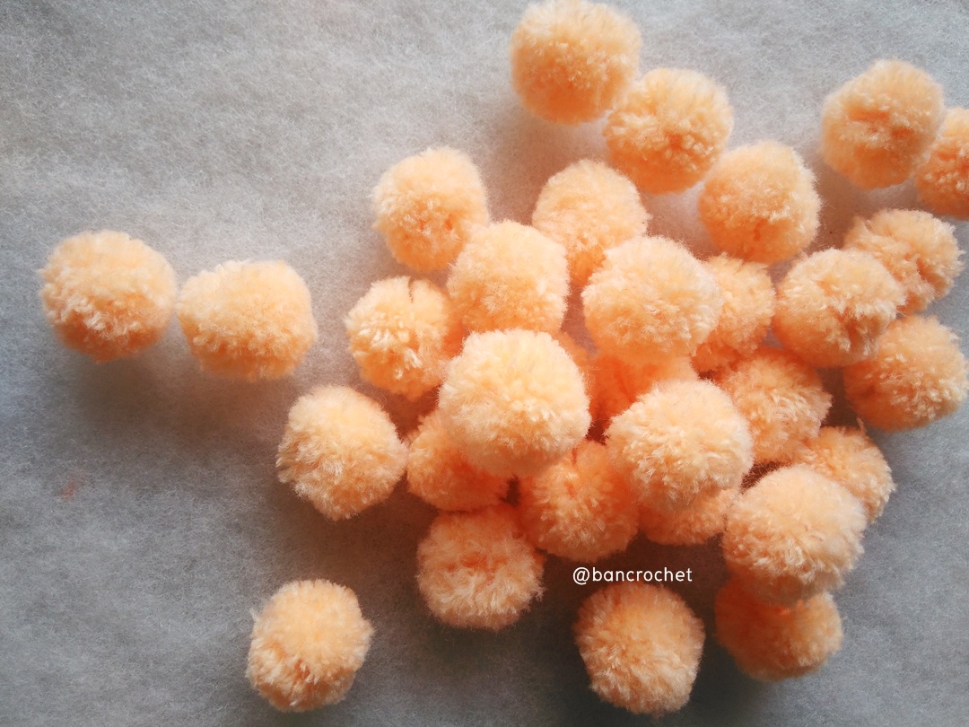 ปอมปอมไหมพรม ขนาด 2.5-3 ซม pom poms crochet ส้มอ่อน 2.5-3ซม.