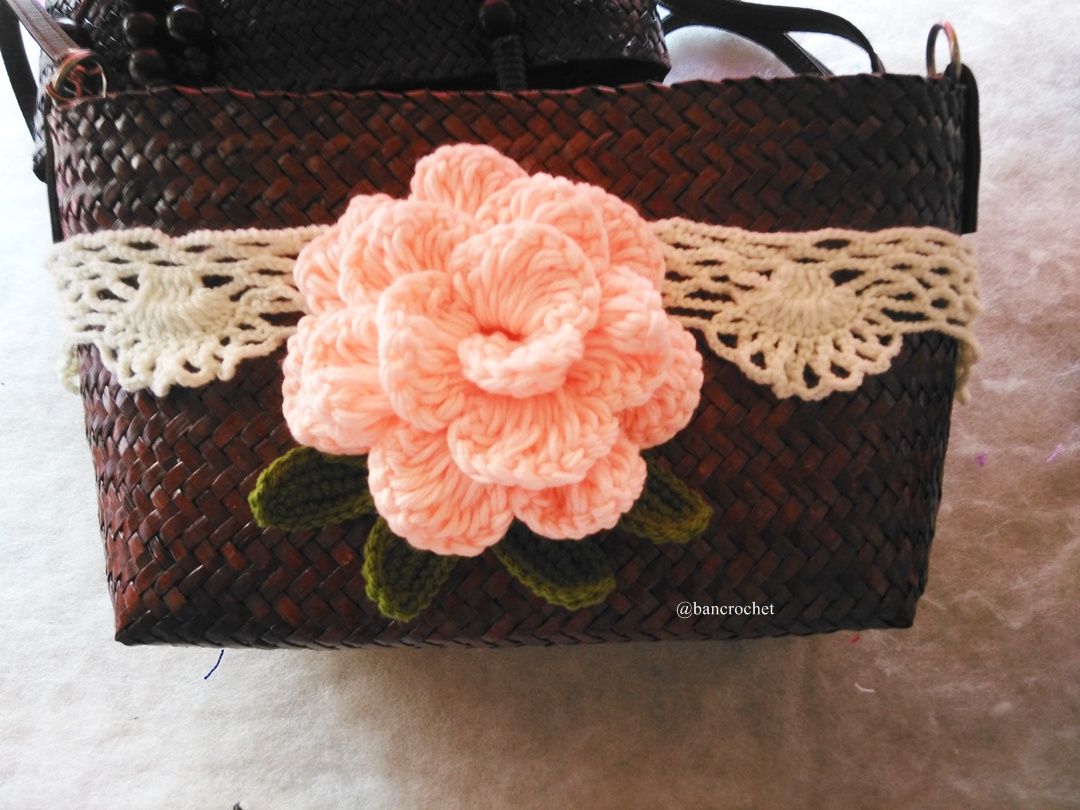 กระเป๋ากระจูดสาน ประดับดอกไม้ ขนาด 7*7*3.5*9.5 นิ้ว basket weave bags ธรรมชาติ 6*9 นิ้ว