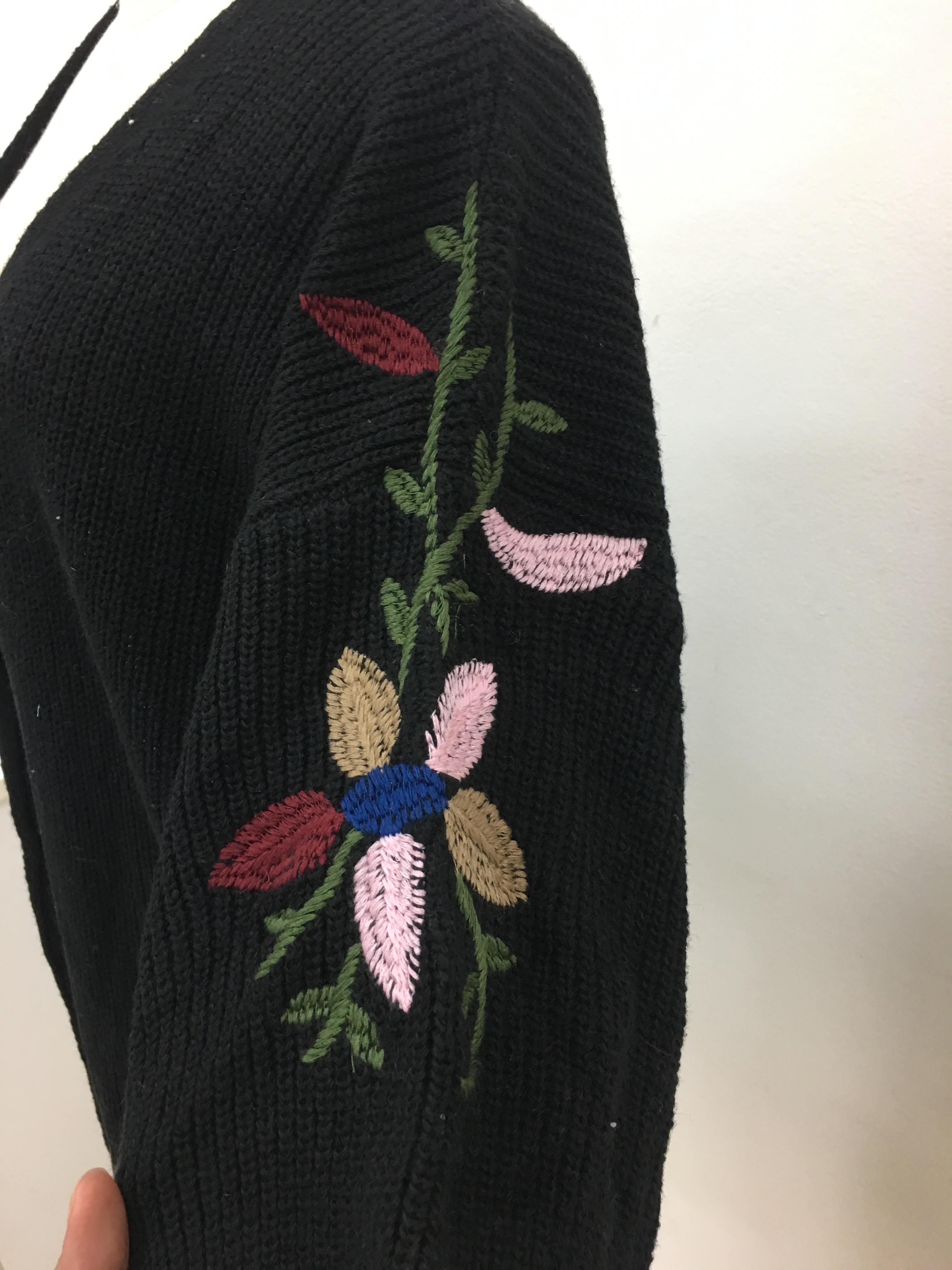 เสื้อคลุมไหมพรม ปักลายดอกไม้ แขน 4 ส่วน สีดำพร้อมส่ง