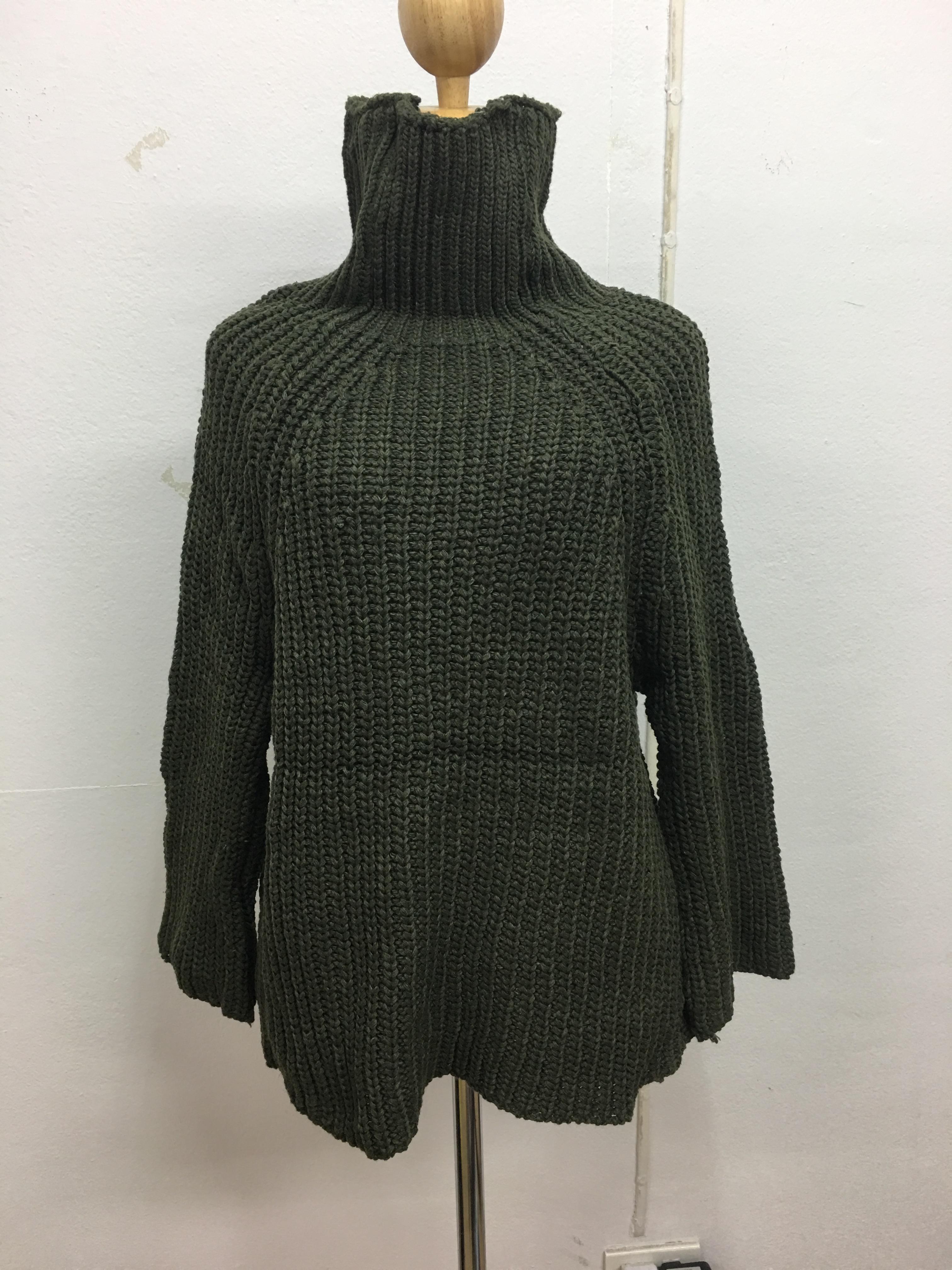 เสื้อไหมพรมคอเต่า ตัวโคล่ง สีเขียว ไหมพรมนุ่ม ยืดได้เยอะ จะใส่เดี่ยวไหรือใส่โค้ทคลุมก็สวยจ้า