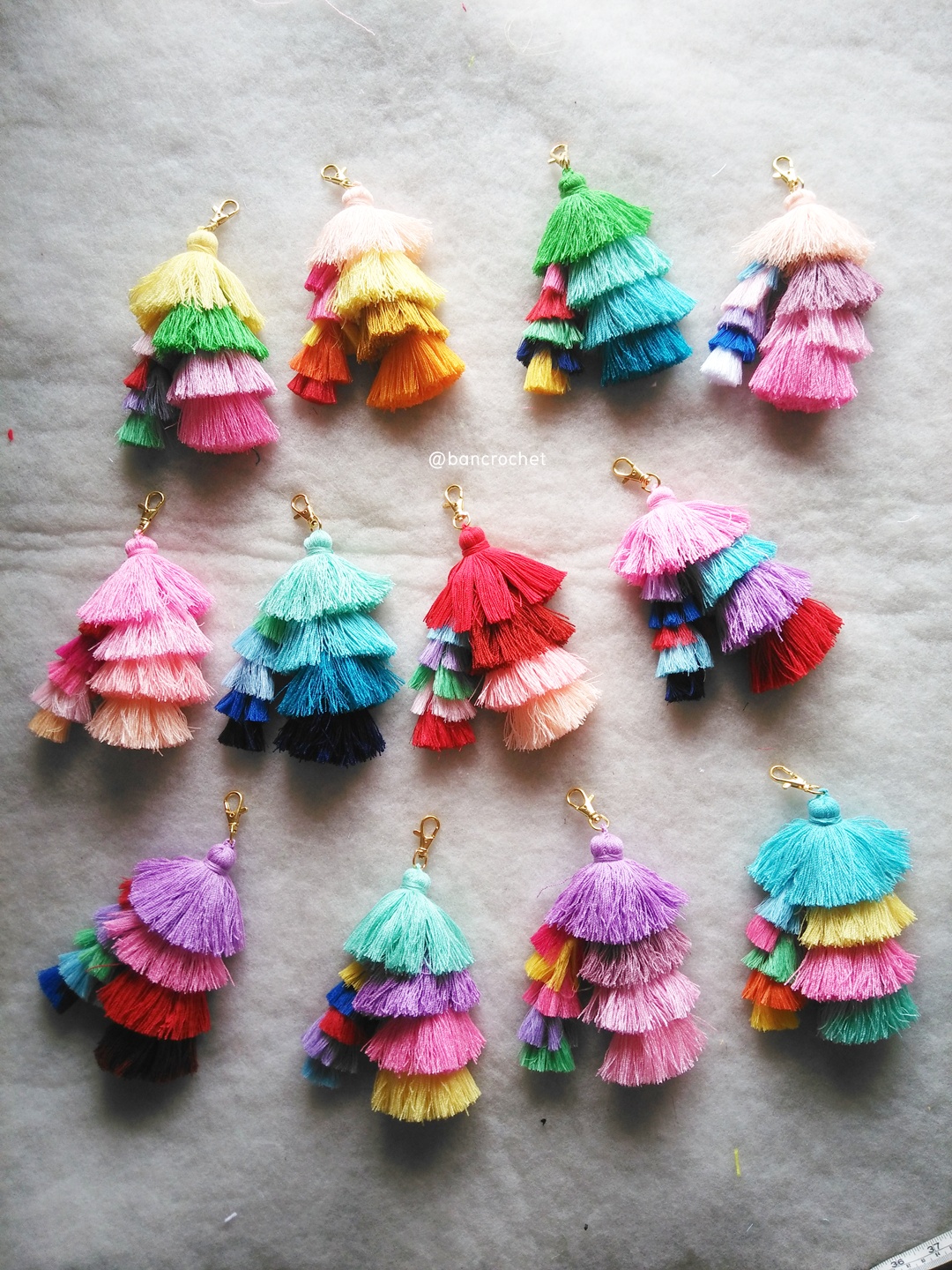 Bancrochet พวงกุญแจพู่ห้อยกระเป๋า tassels pompoms keychains (เฉพาะขายส่ง อันละ 100 บาท สั่ง 12 ชิ้นขึ้นไป only wholesale) หลากสี 5.5-6นิ้ว