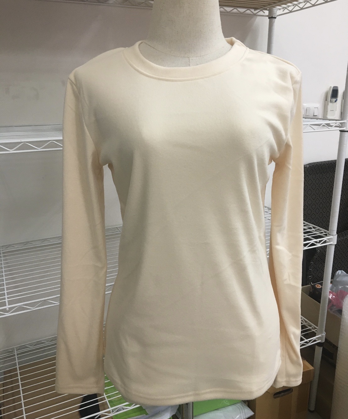 HEATTECH (ฮีทเทค คอกลม นุ่ม) เสื้อแขนยาว ใช้ใส่เพิ่มความอุ่นด้านใน กันหนาว ผ้ายืดหยุ่น ผ้าเนื้อนุ่ม