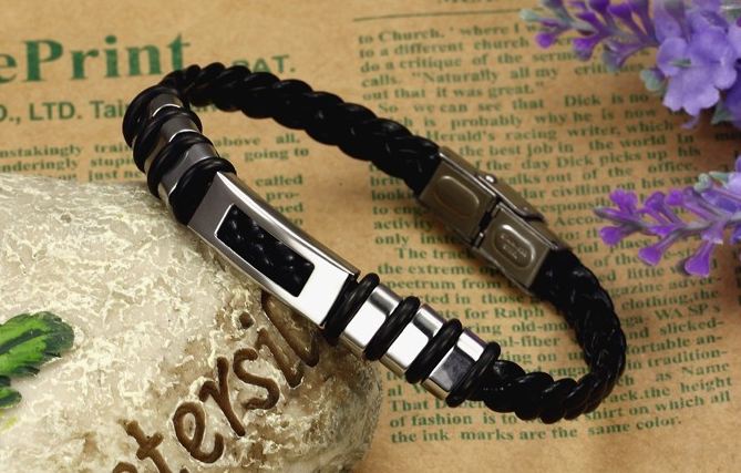 สร้อยข้อมือผู้ชาย กำไลข้อมือชาย สายหนังถัก สีดำ ตกแต่งด้วย 316L Stainless Steel ไม่ลอกไม่ดำ ร้อยห่วง ข้างละ 3 ห่วง ตรงกลางสีทอง สีเงิน no 205758