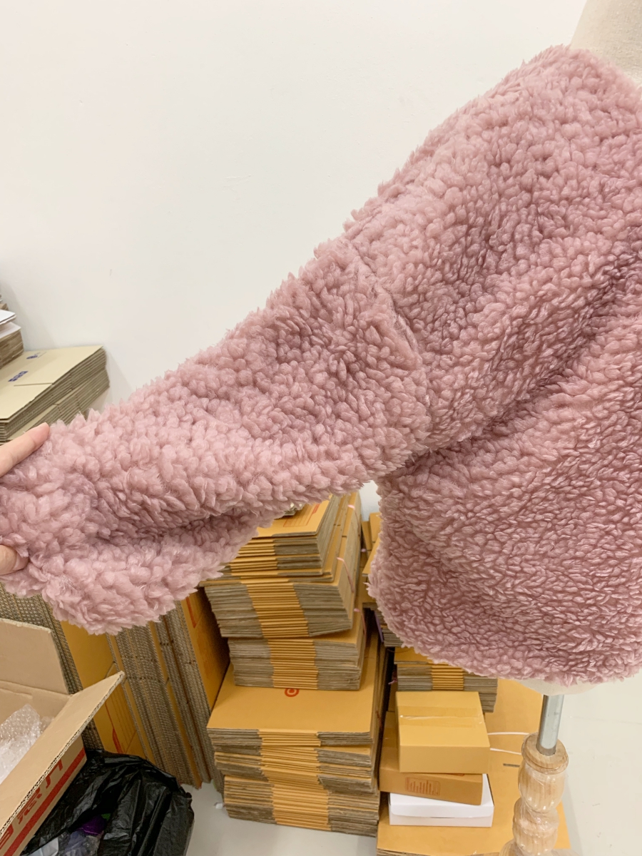 เสื้อคลุมขนแกะ ฟูๆ เนื้อเบา สีชมพูกะปิ น่ารักมากๆ ค่ะ มีผ้าซับในกันลม จั้มข้อมือ ไม่มีกระดุมน้า ชมพู