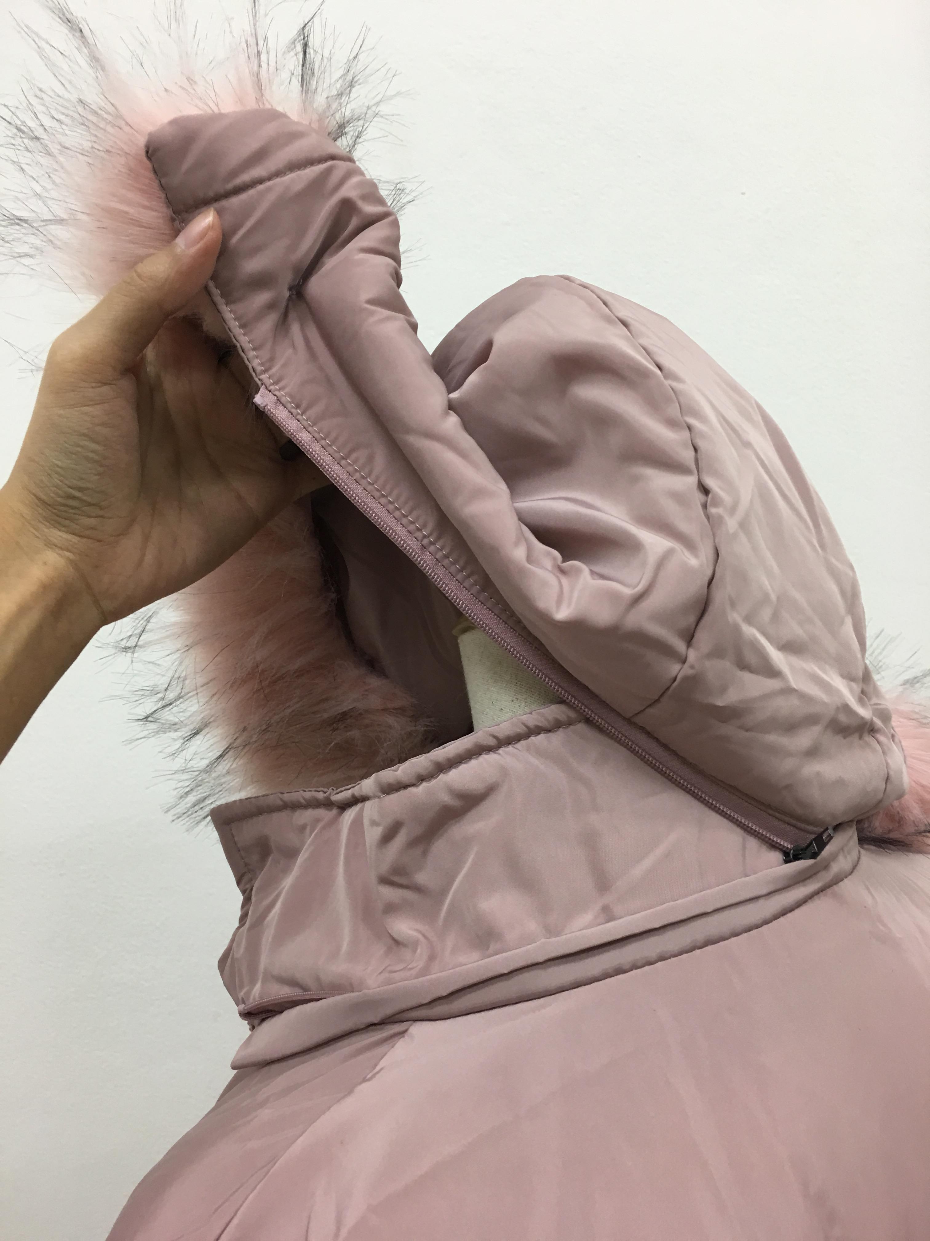 เสื้อกันหนาวฮู้ดดี้ ทรงยาว แต่งเฟอร์หนาฟู สีชมพูหม่น งานเกรดดีเหมือนแบบ อุ่นมาก หิมะก็เอาอยู่ (ถอดขนถอดฮู้ดได้)